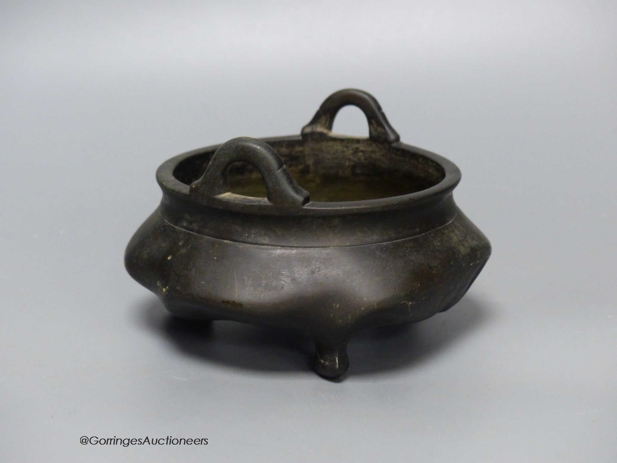 A Chinese bronze censer, Xuande mark, Qing dynasty, 13cm diameter